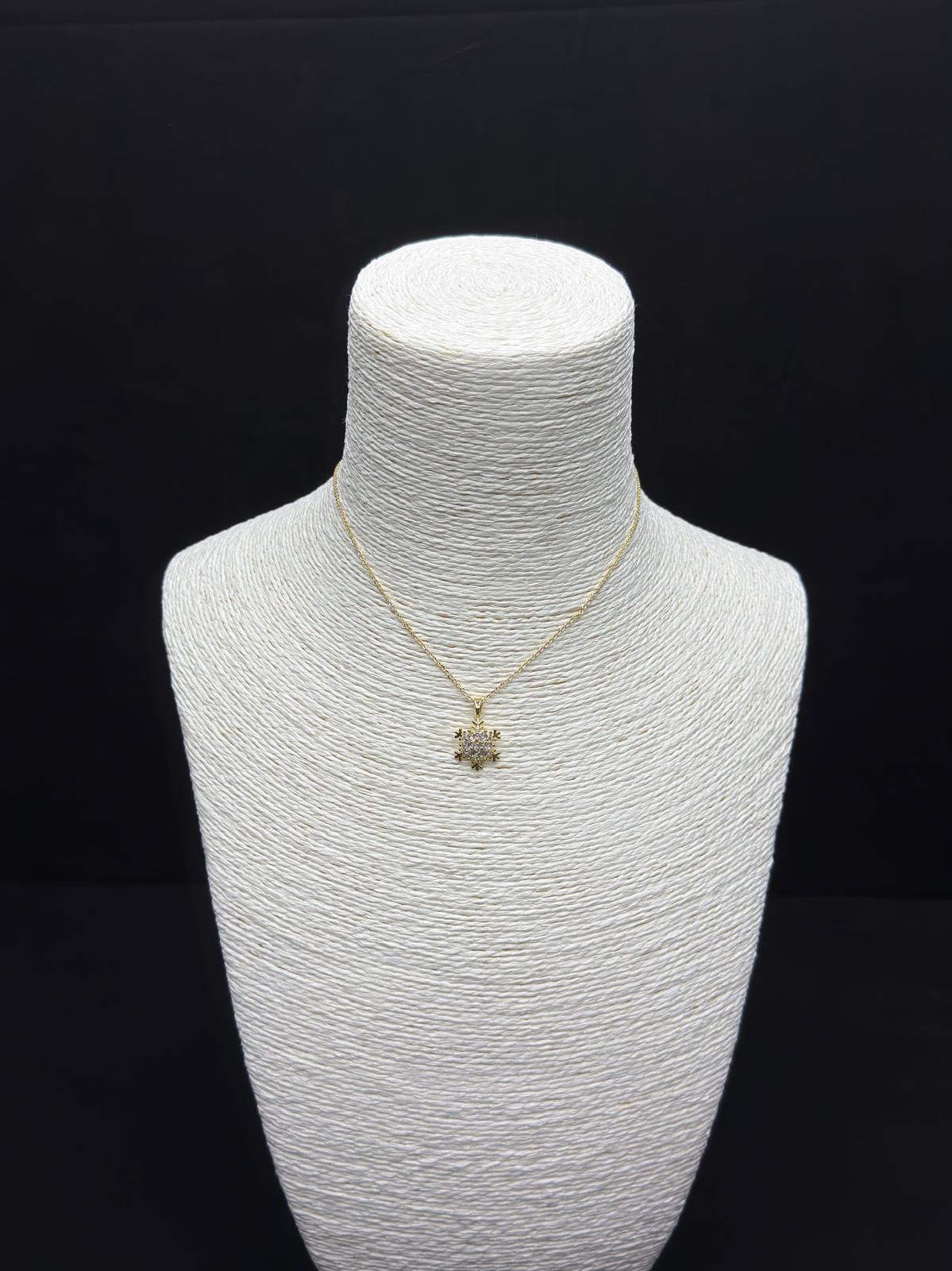 Kış Masalı: Zirkon Taşlı Kar Tanesi Altın Rengi Kolye - Eşsiz ve Işıltılı