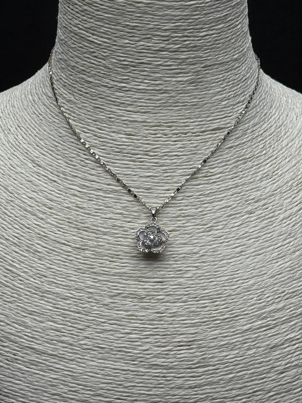 Işıltılı Gümüş Rengi Kamelya Çiçeği Kolye - Lüks ve Romantik Zirkon Tasarım