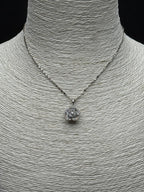 Işıltılı Gümüş Rengi Kamelya Çiçeği Kolye - Lüks ve Romantik Zirkon Tasarım