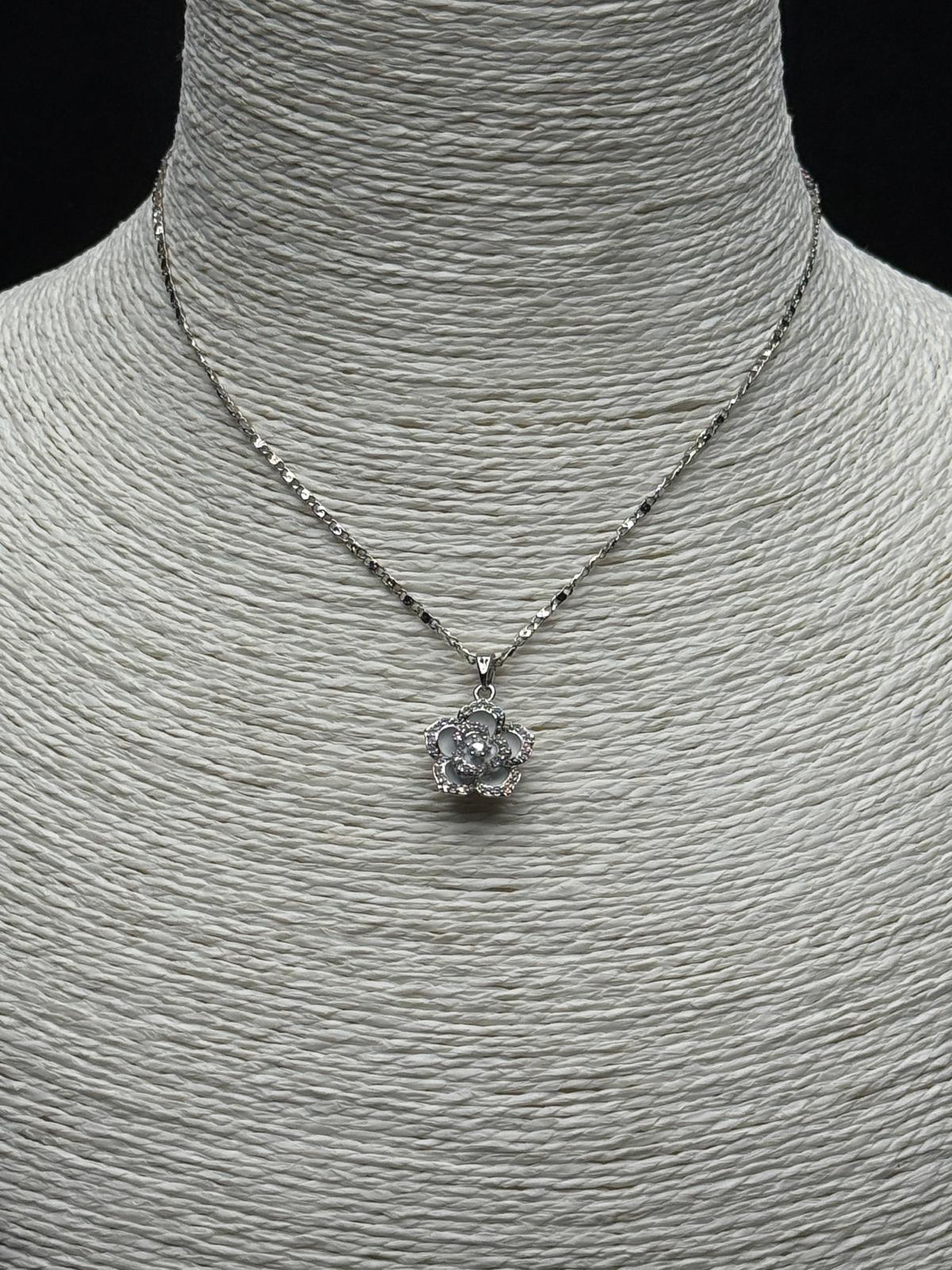 Işıltılı Gümüş Rengi Kamelya Çiçeği Kolye - Lüks ve Romantik Zirkon Tasarım