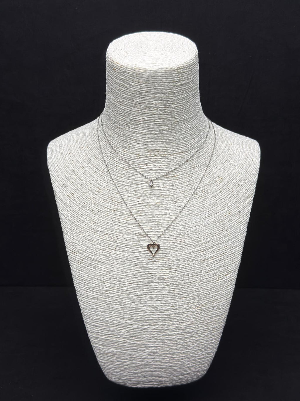 Minimal Aşk: Tektaş ve İnce Kalp Detaylı Çift Katmanlı Gümüş Rengi Kolye Seti