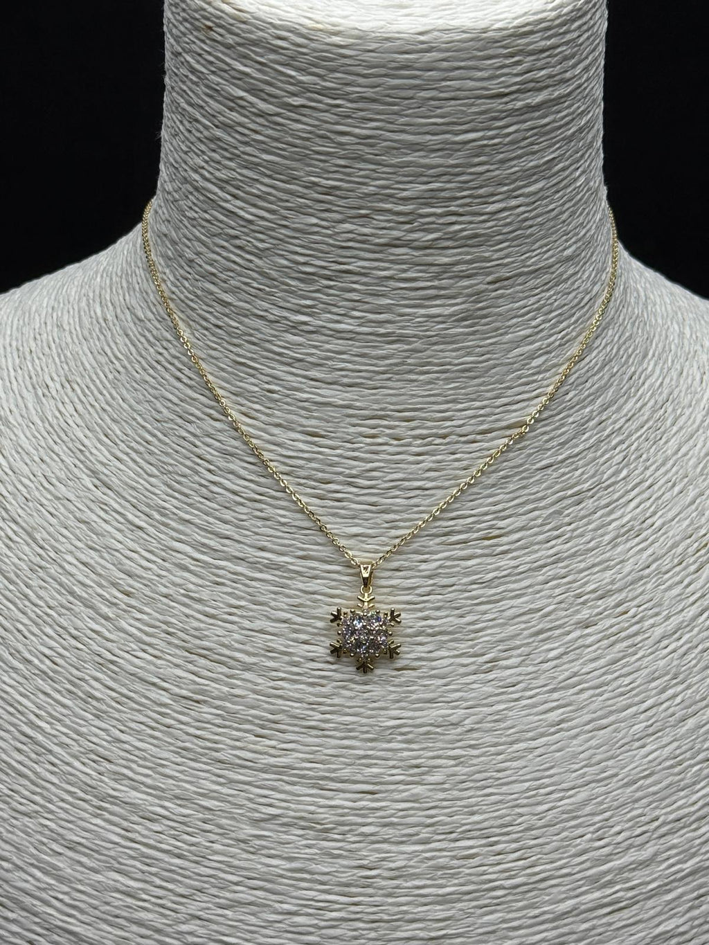 Kış Masalı: Zirkon Taşlı Kar Tanesi Altın Rengi Kolye - Eşsiz ve Işıltılı