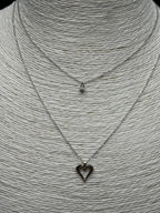 Minimal Aşk: Tektaş ve İnce Kalp Detaylı Çift Katmanlı Gümüş Rengi Kolye Seti
