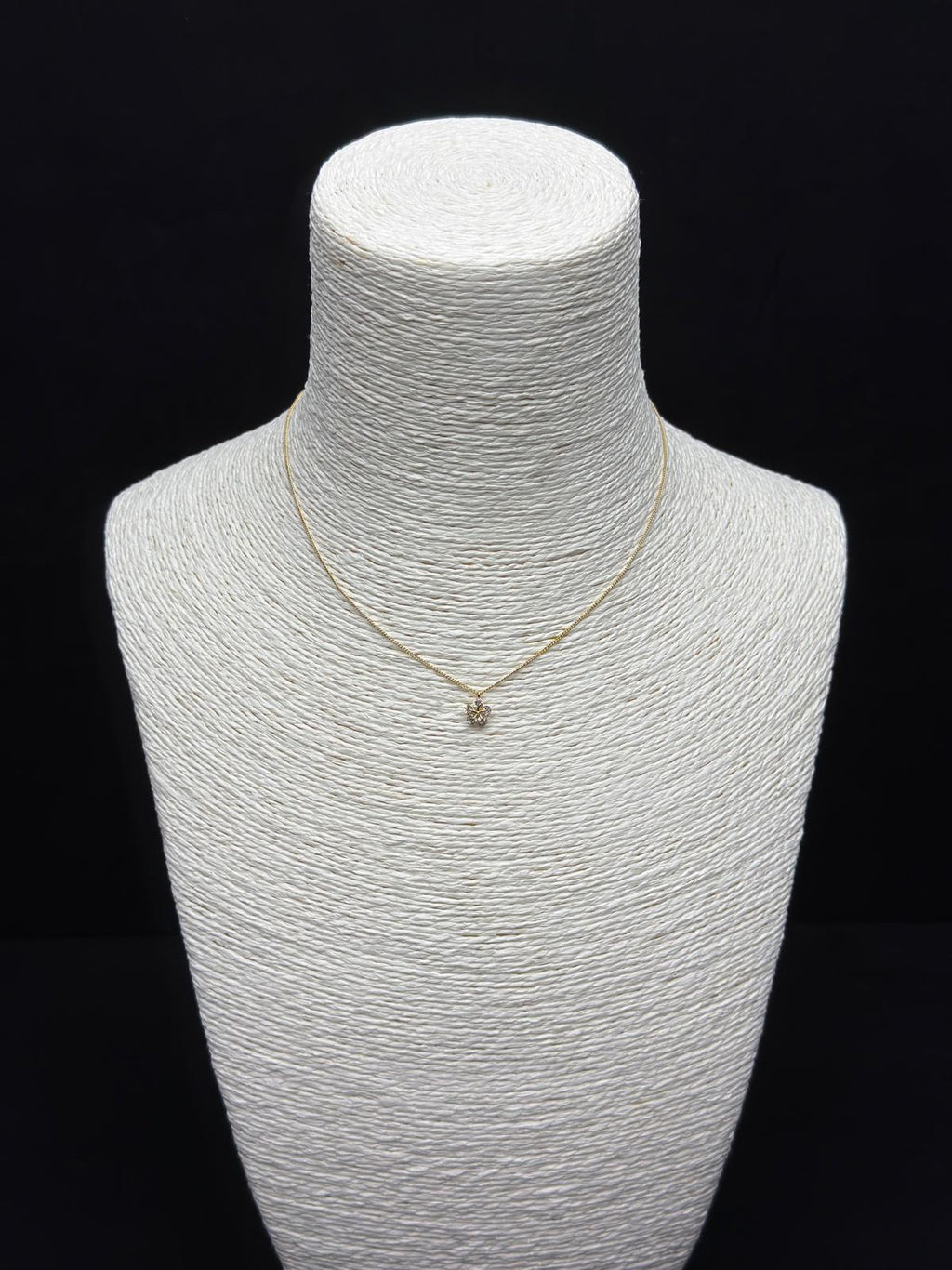 Minimal Lüks: Tektaş Görünümlü Zirkon Taşlı Altın Rengi Narin Çiçek Kolye