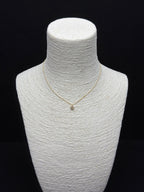 Minimal Lüks: Tektaş Görünümlü Zirkon Taşlı Altın Rengi Narin Çiçek Kolye