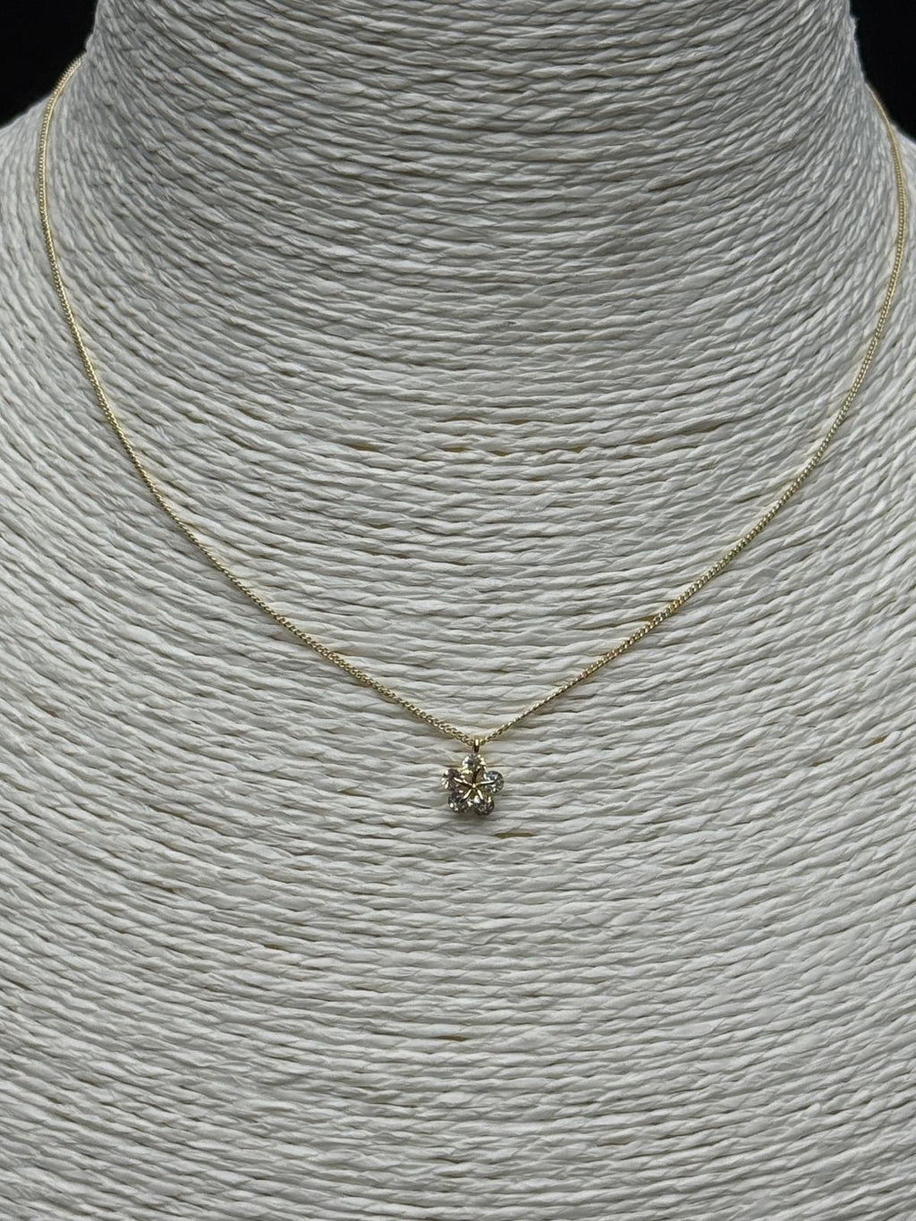 Minimal Lüks: Tektaş Görünümlü Zirkon Taşlı Altın Rengi Narin Çiçek Kolye