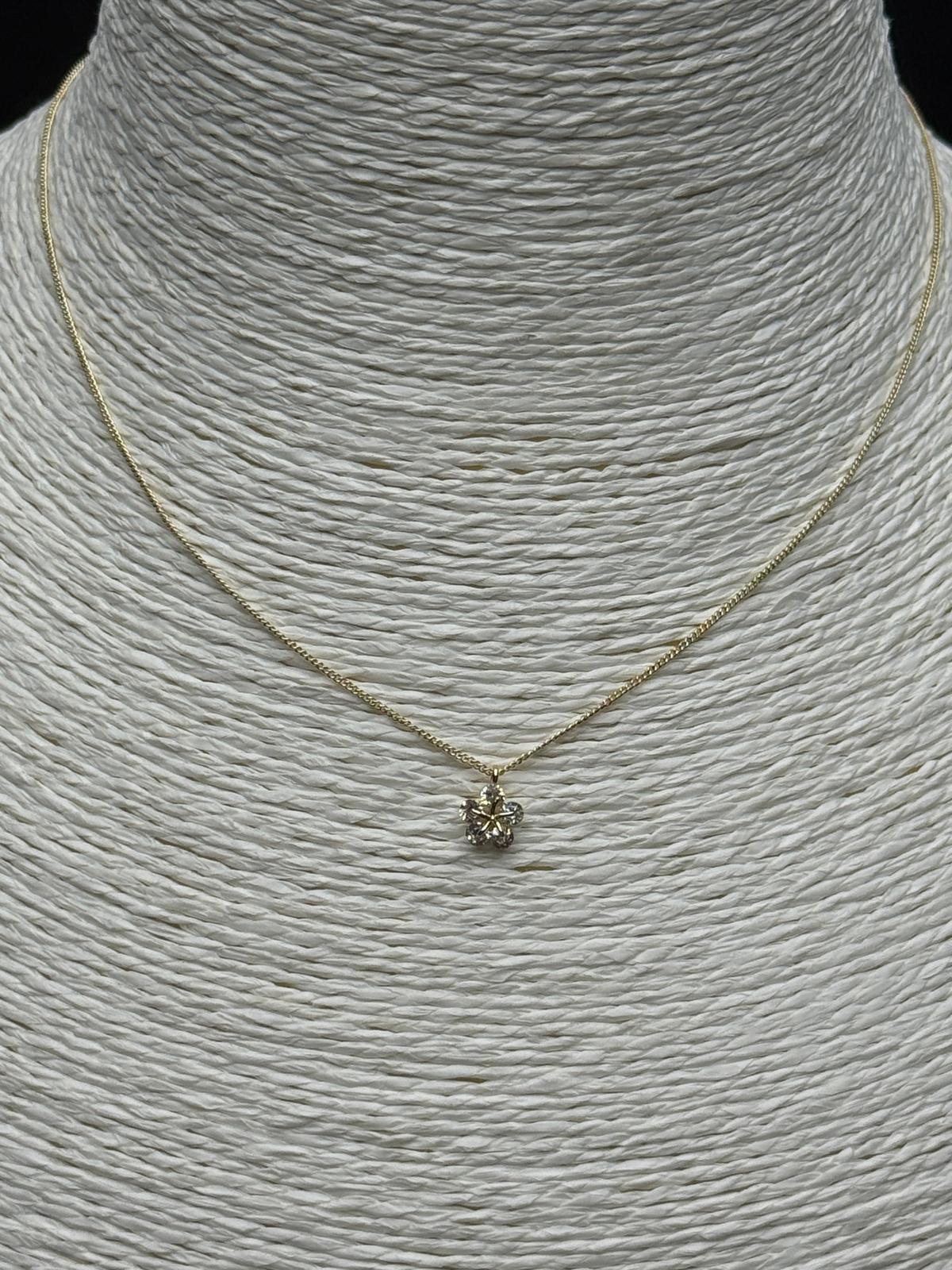 Minimal Lüks: Tektaş Görünümlü Zirkon Taşlı Altın Rengi Narin Çiçek Kolye