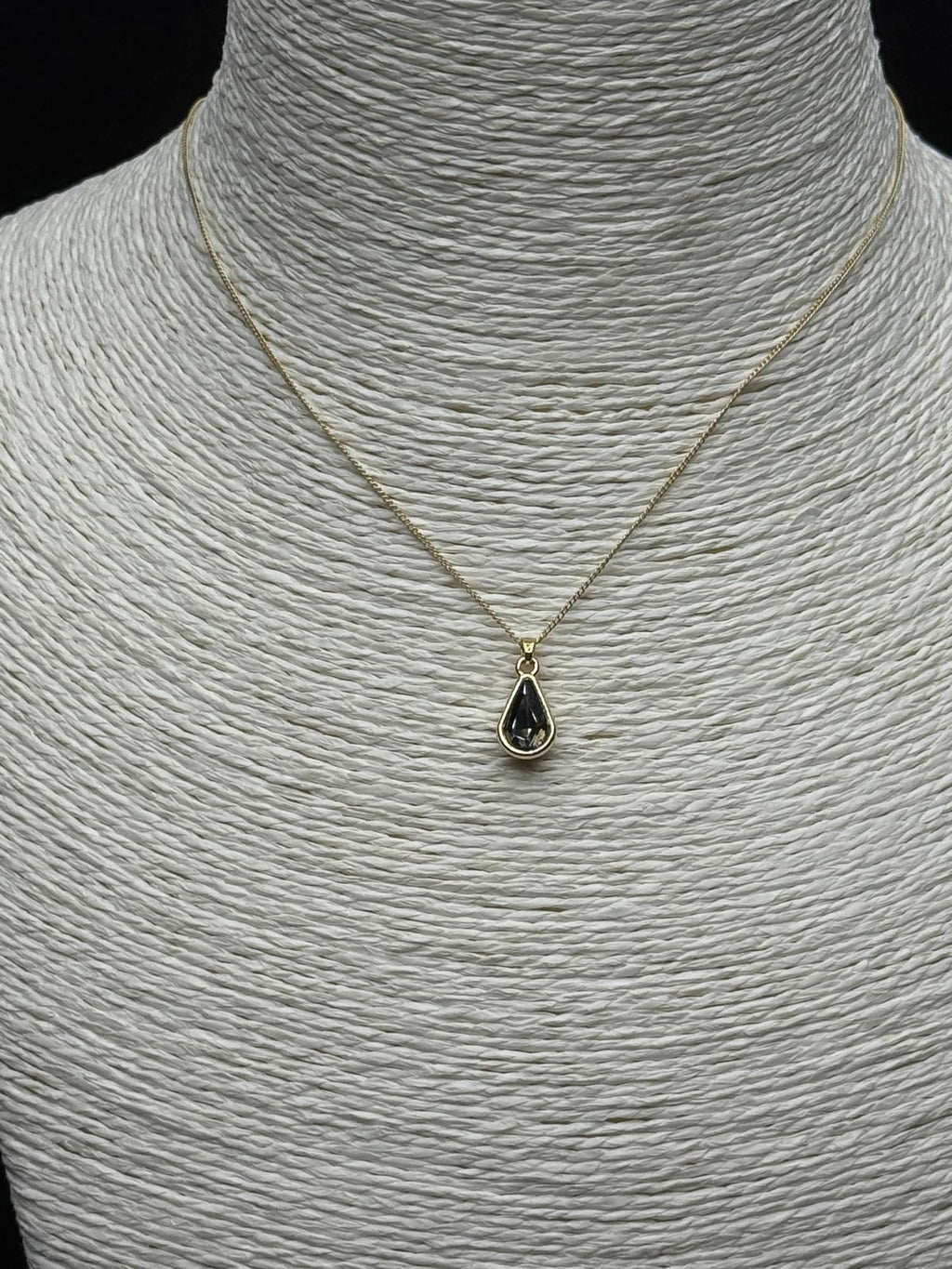 Minimalist Zarafet: Damla Kesim Silver (Gümüş) Taşlı Altın Rengi Kolye