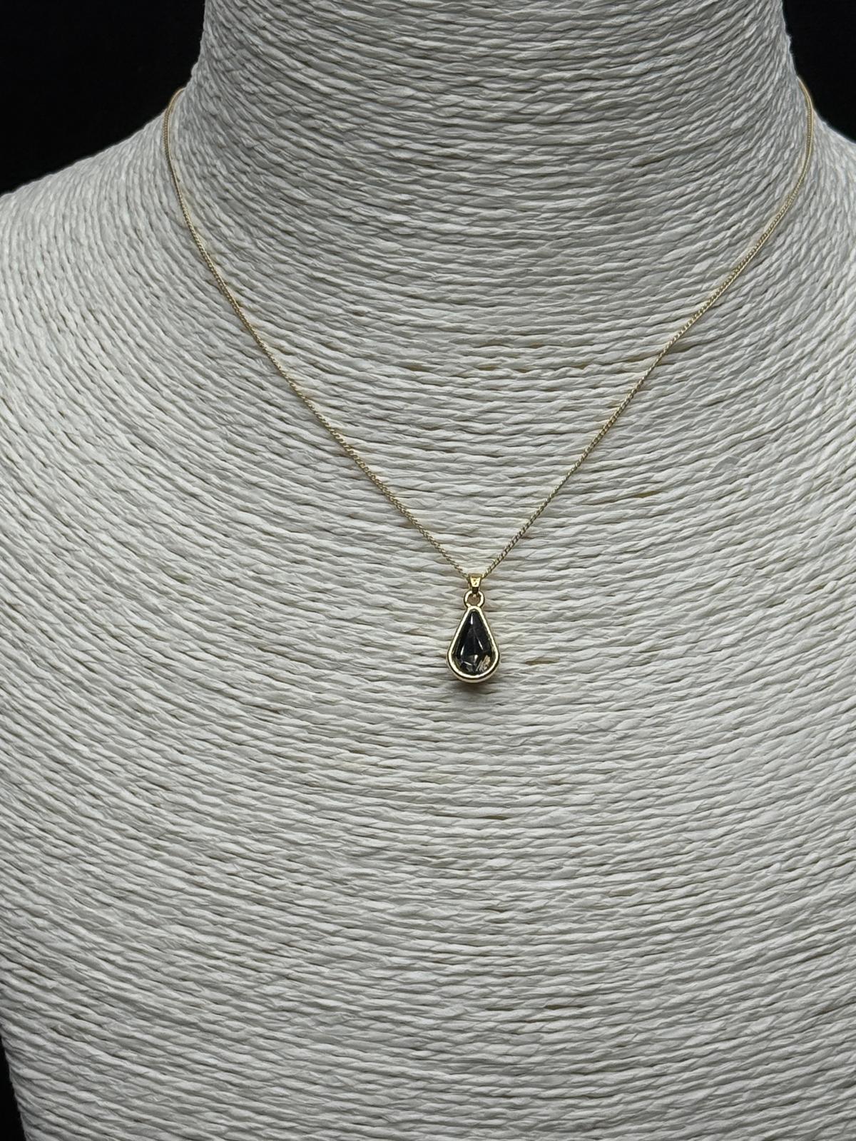 Minimalist Zarafet: Damla Kesim Silver (Gümüş) Taşlı Altın Rengi Kolye