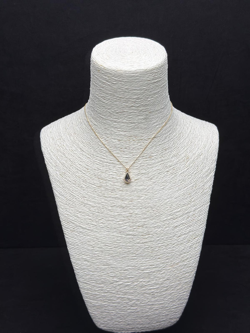 Minimalist Zarafet: Damla Kesim Silver (Gümüş) Taşlı Altın Rengi Kolye