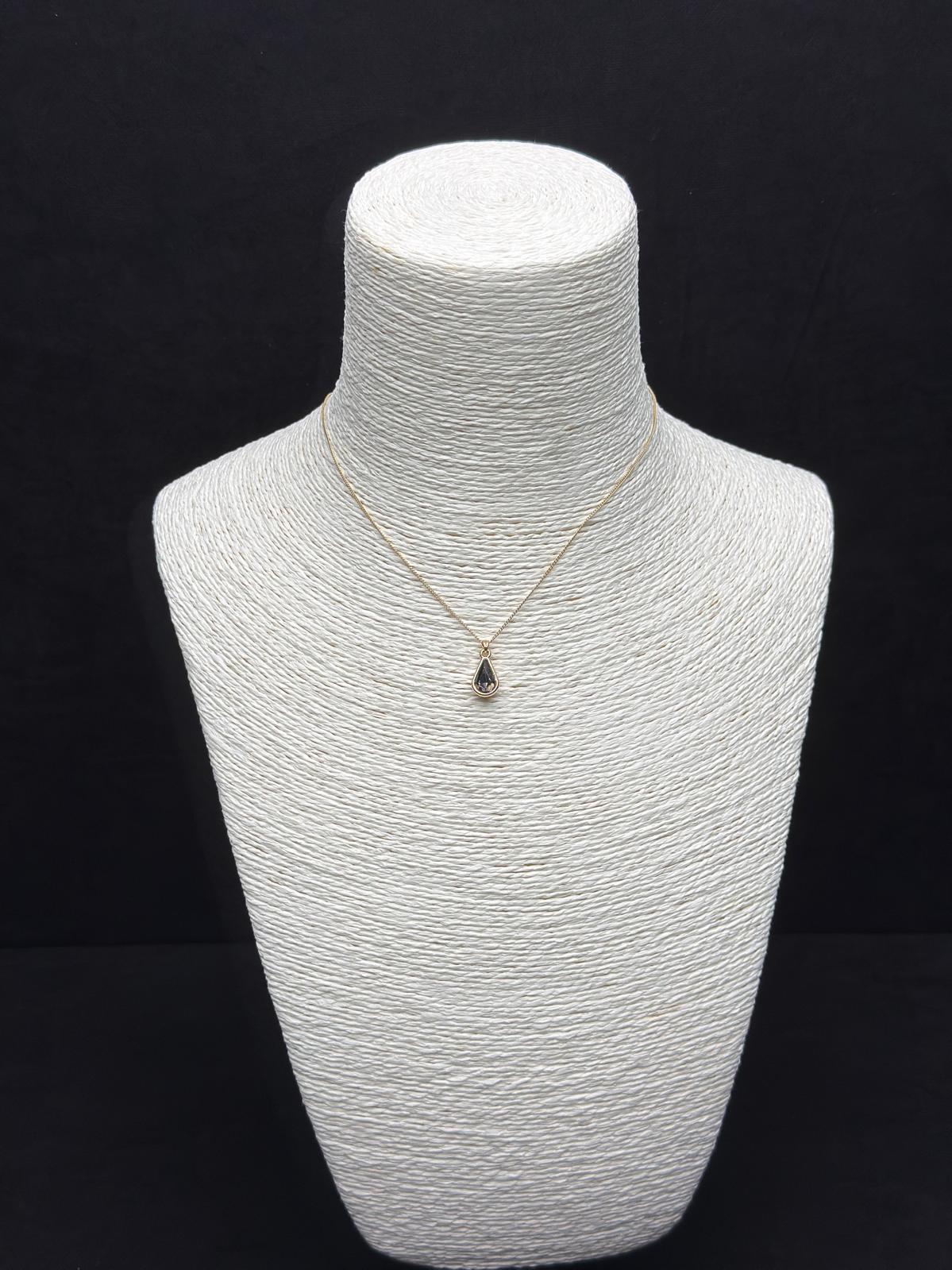 Minimalist Zarafet: Damla Kesim Silver (Gümüş) Taşlı Altın Rengi Kolye