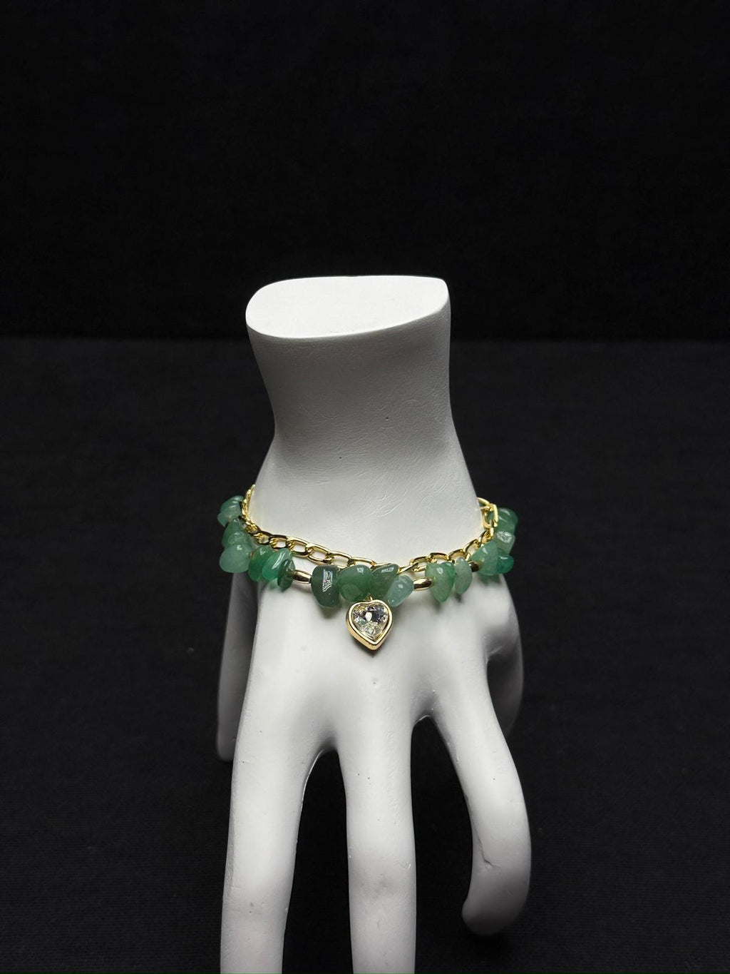 Altın Dokunuş: Çelik Zincirli ve Yeşil Doğal Taşlı Kalp Detaylı Bilezik