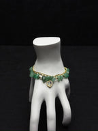 Altın Dokunuş: Çelik Zincirli ve Yeşil Doğal Taşlı Kalp Detaylı Bilezik