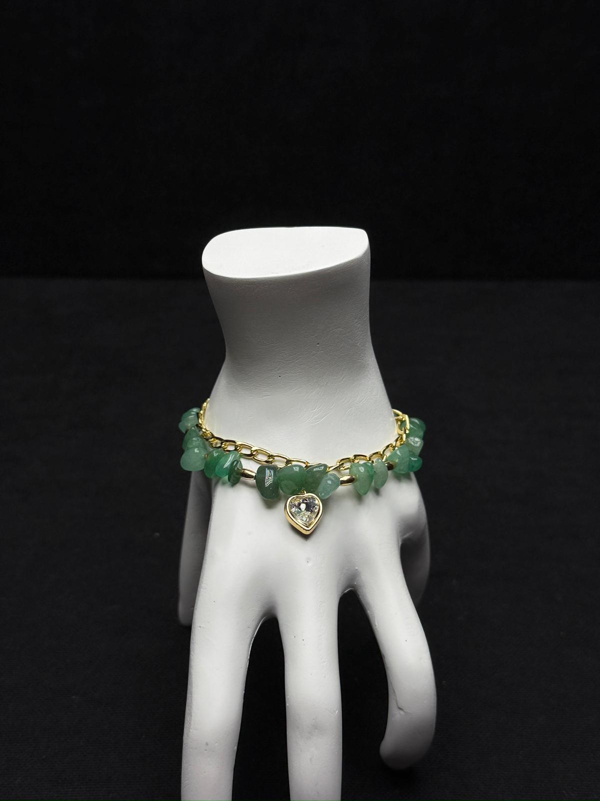 Altın Dokunuş: Çelik Zincirli ve Yeşil Doğal Taşlı Kalp Detaylı Bilezik