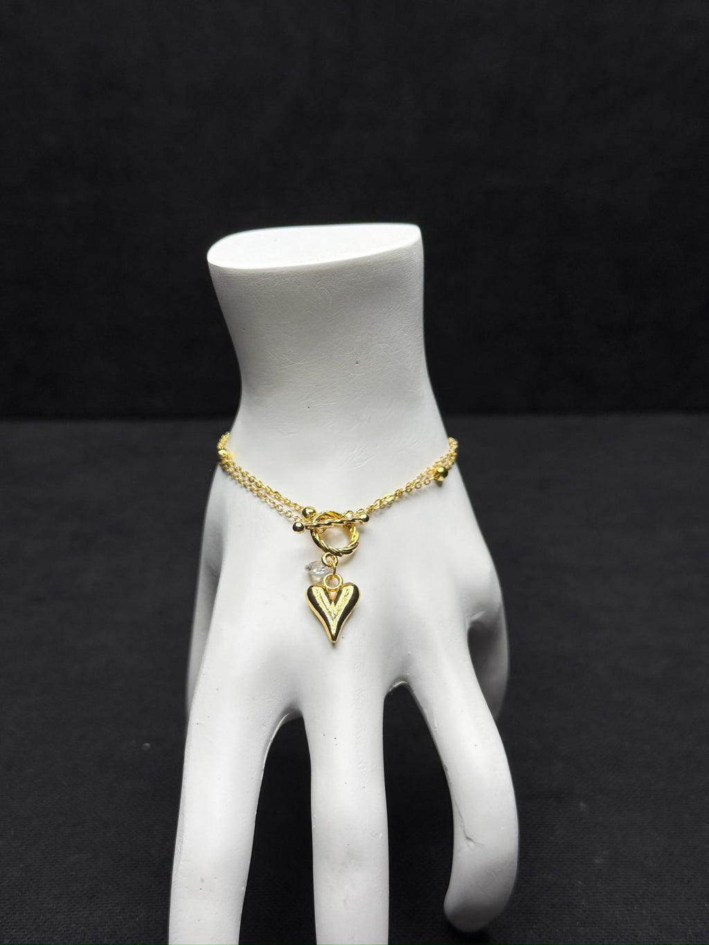 Kilitli Aşk: Çelik T-Bar Kapamalı ve Işıltılı Kalp Sarkıntılı Bileklik