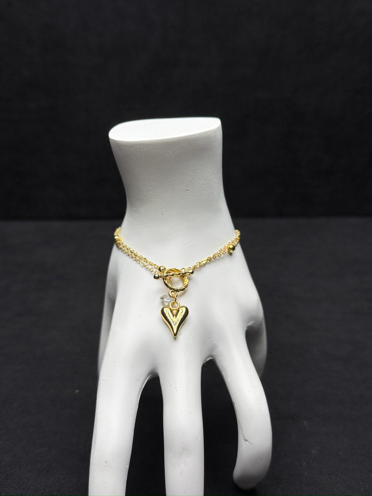 Kilitli Aşk: Çelik T-Bar Kapamalı ve Işıltılı Kalp Sarkıntılı Bileklik