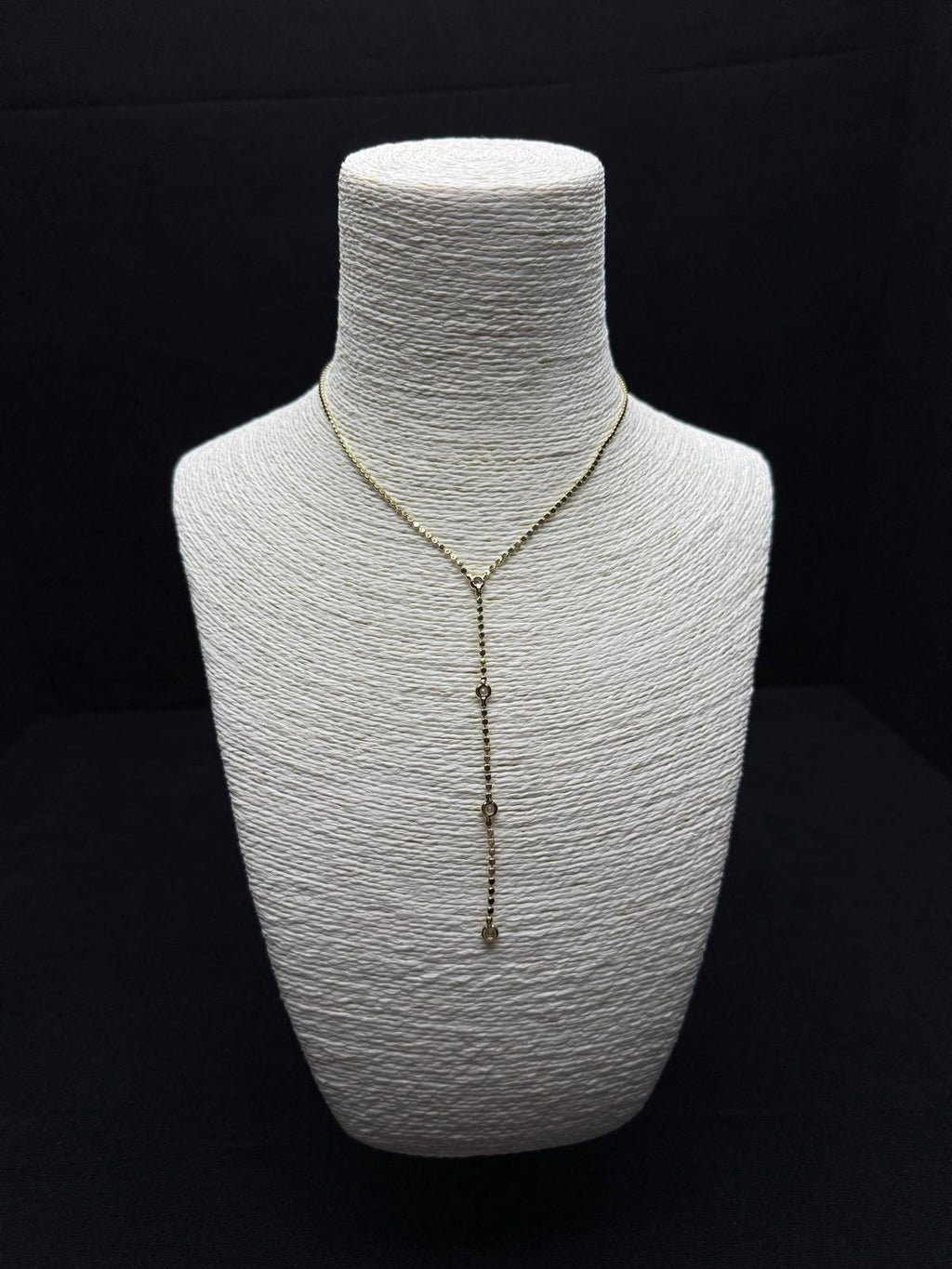 Işıltılı Dokunuş: Pul Detaylı ve Halka Charm'lı Çelik Y Kolye