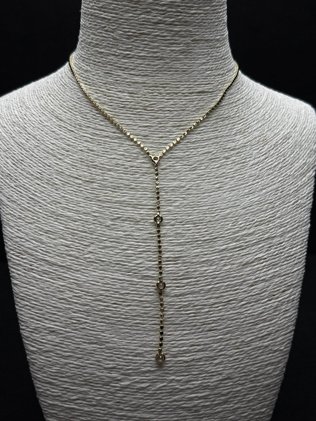 Işıltılı Dokunuş: Pul Detaylı ve Halka Charm'lı Çelik Y Kolye