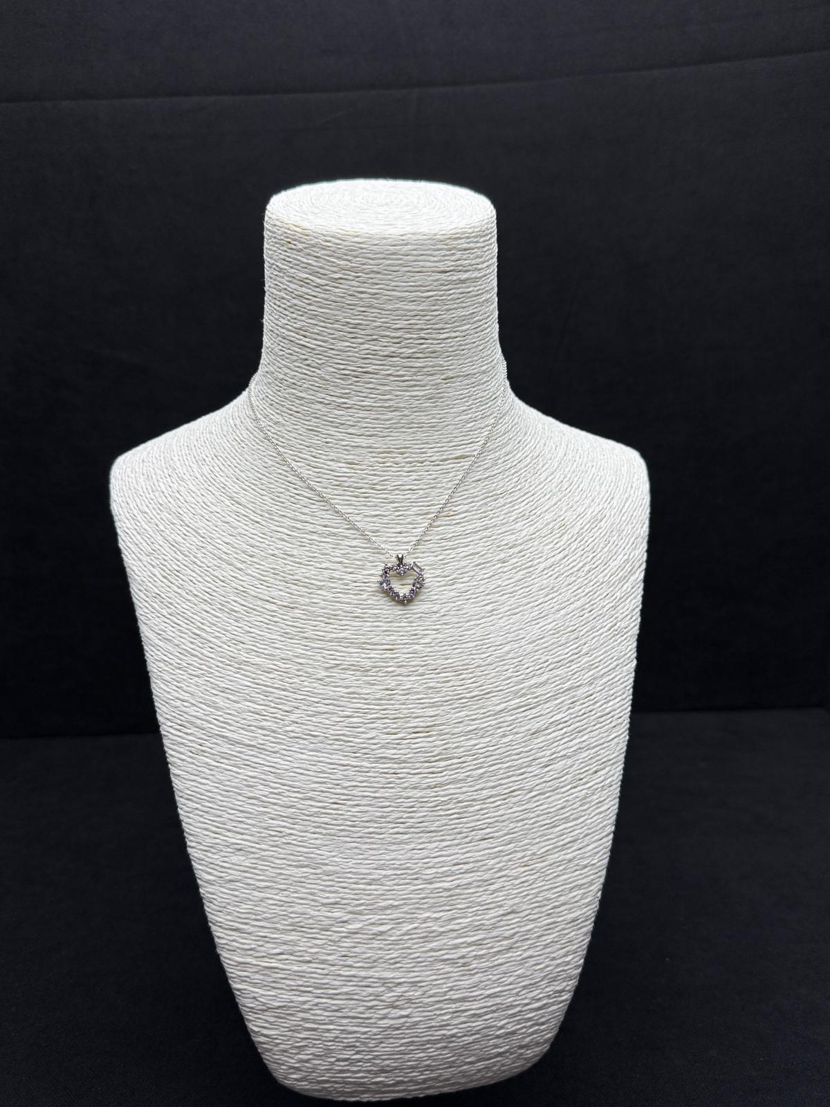 Klasik Zarafet: Paslanmaz Çelikten, Taşlı Kalp Charm'lı İnce Zincir Kolye