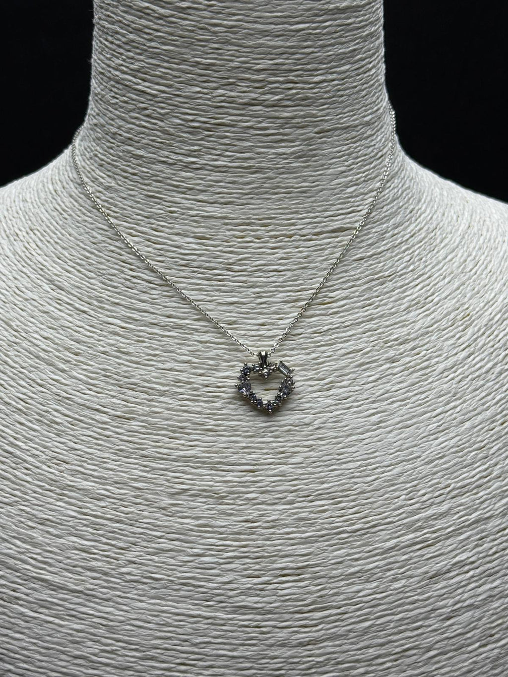 Klasik Zarafet: Paslanmaz Çelikten, Taşlı Kalp Charm'lı İnce Zincir Kolye