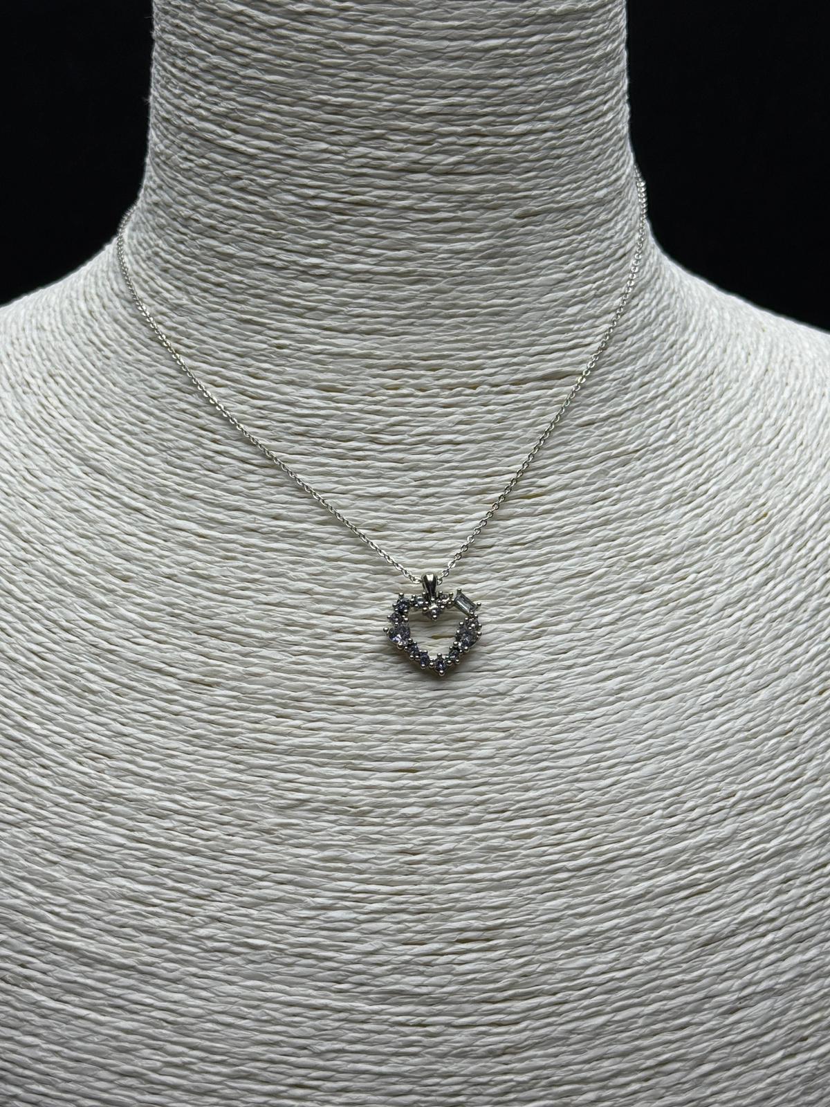 Klasik Zarafet: Paslanmaz Çelikten, Taşlı Kalp Charm'lı İnce Zincir Kolye