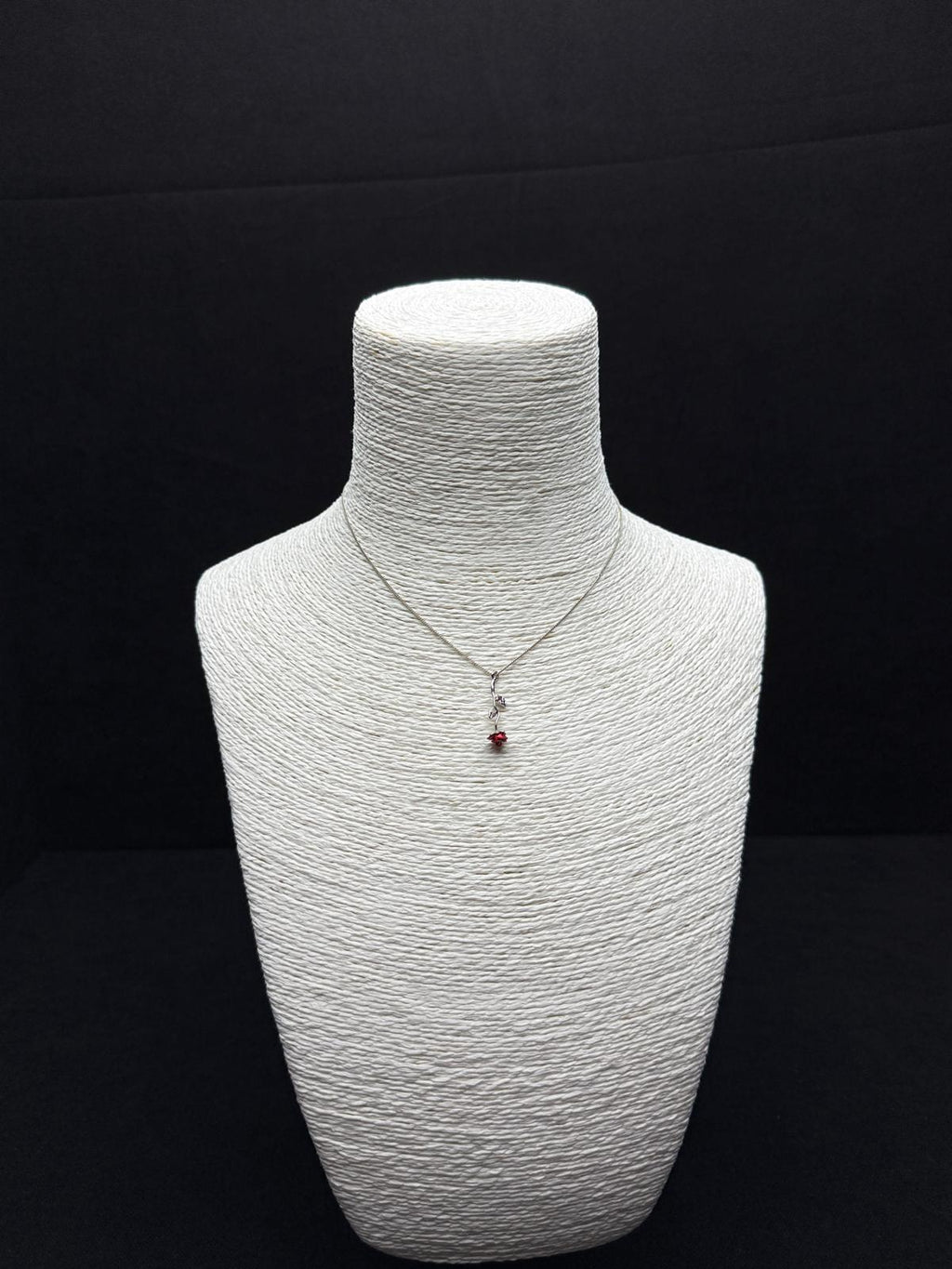 Aşkın Sembolü: Kırmızı Taşlı Gül Figürlü Gümüş Tonu Çelik Kolye