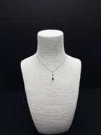 Aşkın Sembolü: Kırmızı Taşlı Gül Figürlü Gümüş Tonu Çelik Kolye