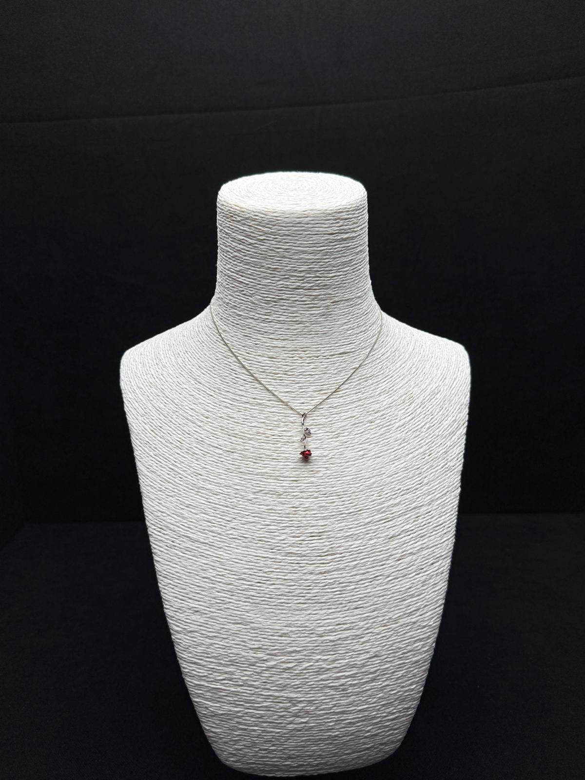 Aşkın Sembolü: Kırmızı Taşlı Gül Figürlü Gümüş Tonu Çelik Kolye