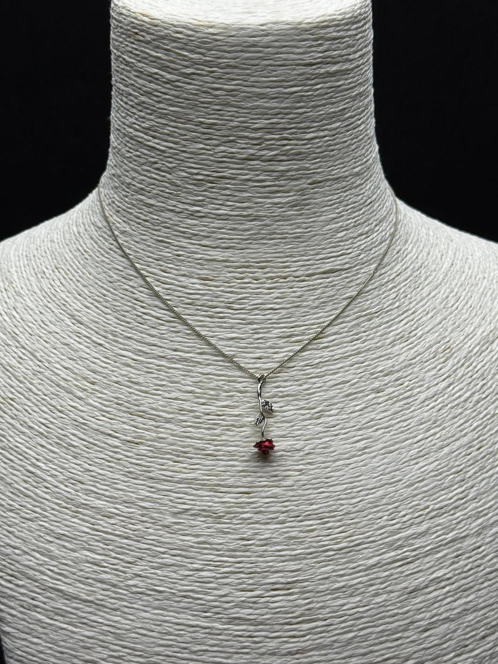 Aşkın Sembolü: Kırmızı Taşlı Gül Figürlü Gümüş Tonu Çelik Kolye