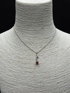 Aşkın Sembolü: Kırmızı Taşlı Gül Figürlü Gümüş Tonu Çelik Kolye