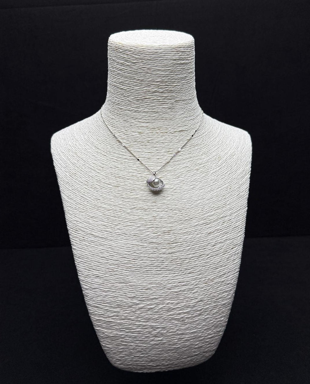 Sedefli İnci ve Taş Detaylı Gümüş Rengi Kolye