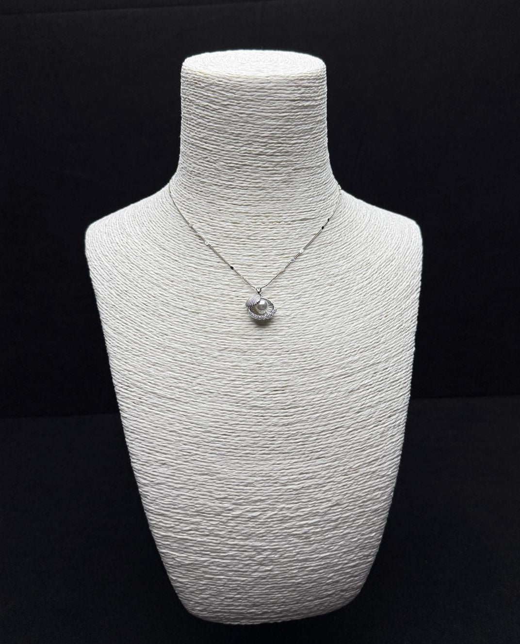 Sedefli İnci ve Taş Detaylı Gümüş Rengi Kolye