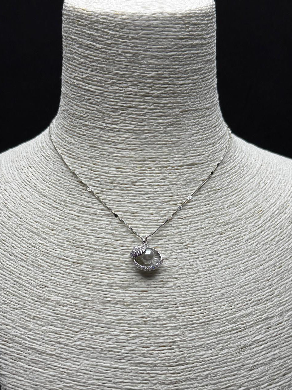 Sedefli İnci ve Taş Detaylı Gümüş Rengi Kolye