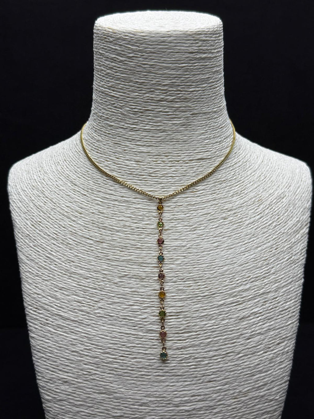 Gökkuşağı Işıltısı: Çok Renkli Taşlı Çelik Y (Lariat) Zincir Kolye