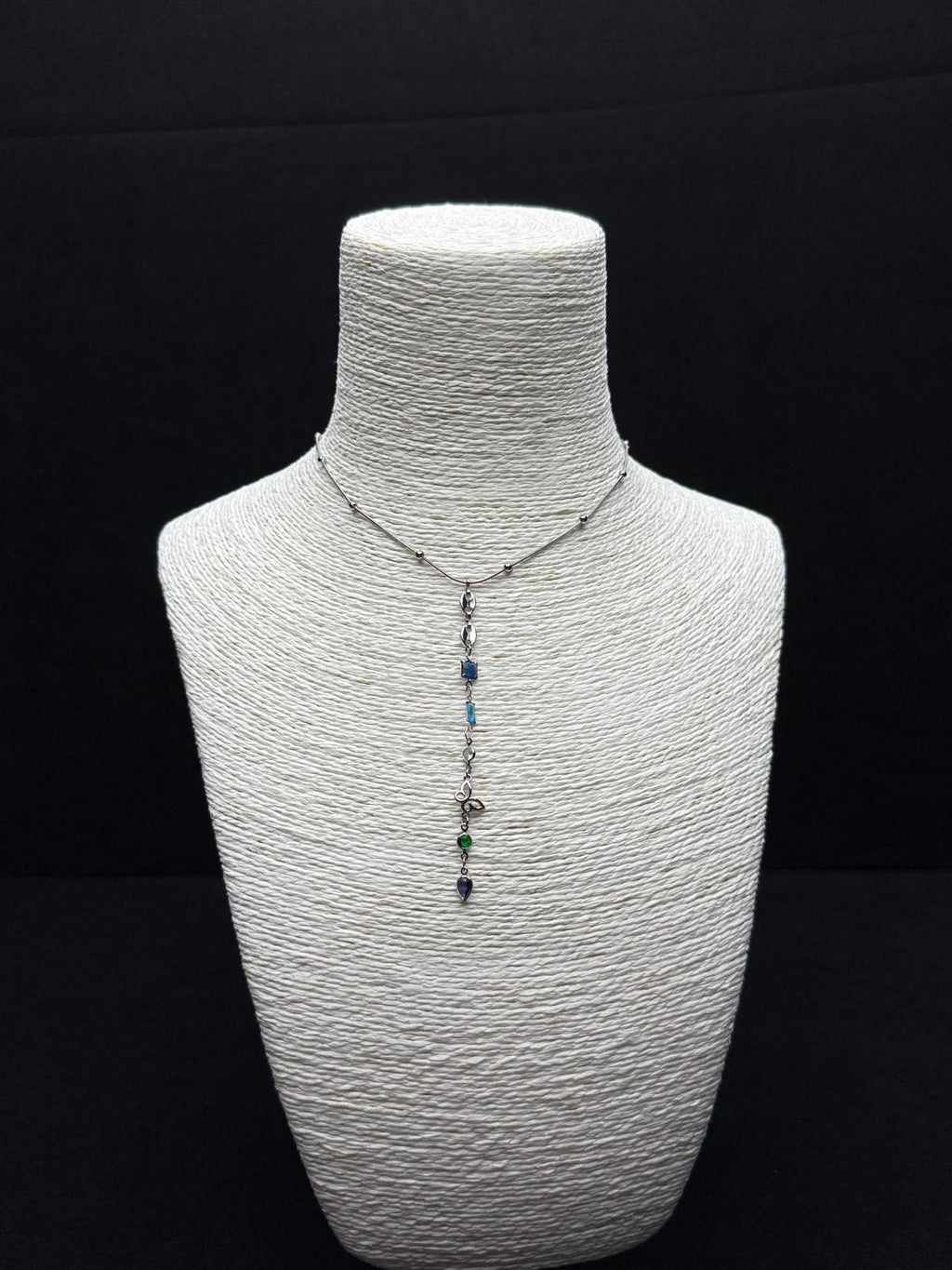 Sanatsal Çizgiler: Çeşitli Taş ve Yaprak Detaylı Gümüş Tonu Çelik Lariat Kolye