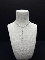 Sanatsal Çizgiler: Çeşitli Taş ve Yaprak Detaylı Gümüş Tonu Çelik Lariat Kolye