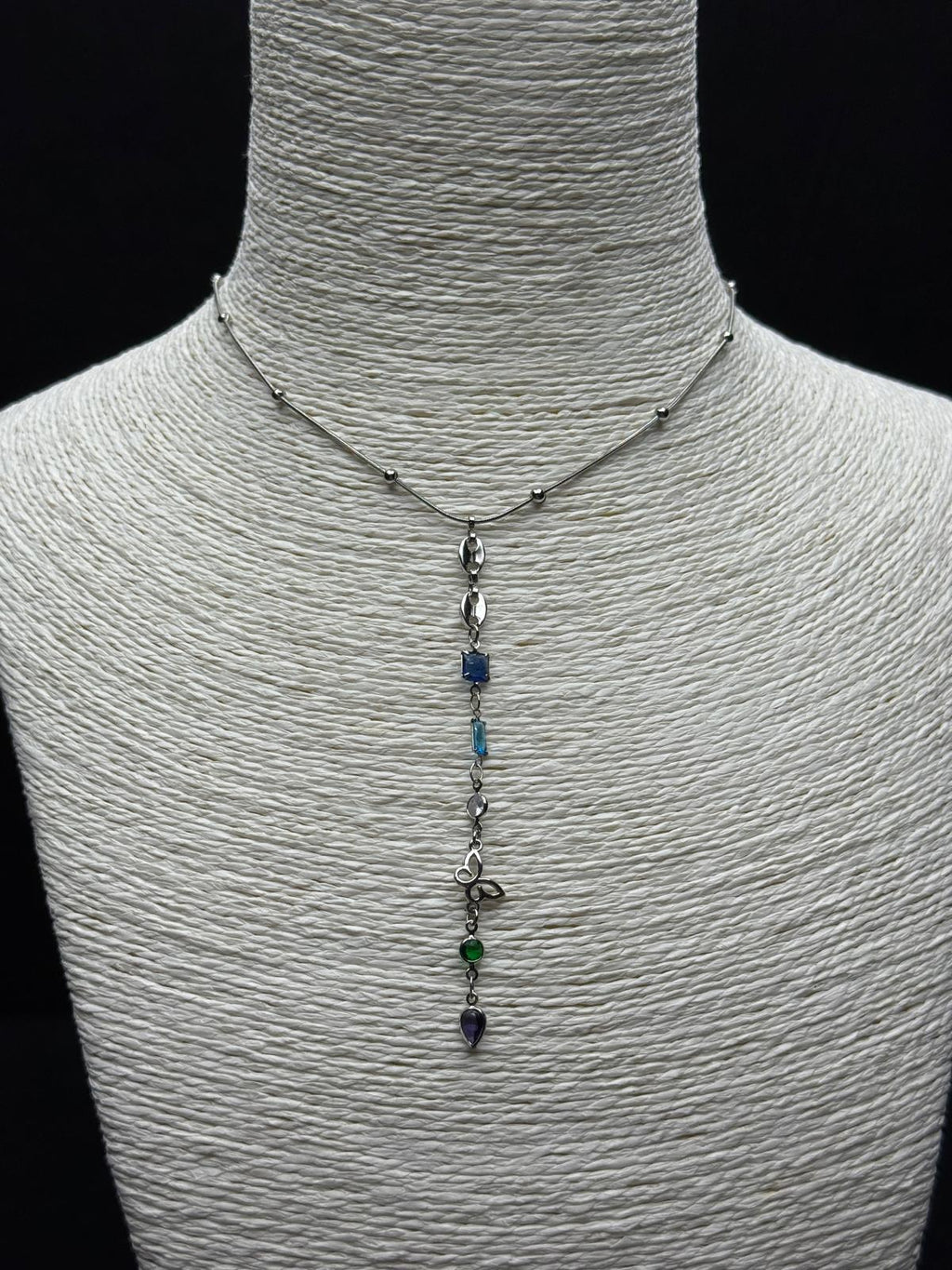 Sanatsal Çizgiler: Çeşitli Taş ve Yaprak Detaylı Gümüş Tonu Çelik Lariat Kolye