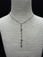 Sanatsal Çizgiler: Çeşitli Taş ve Yaprak Detaylı Gümüş Tonu Çelik Lariat Kolye