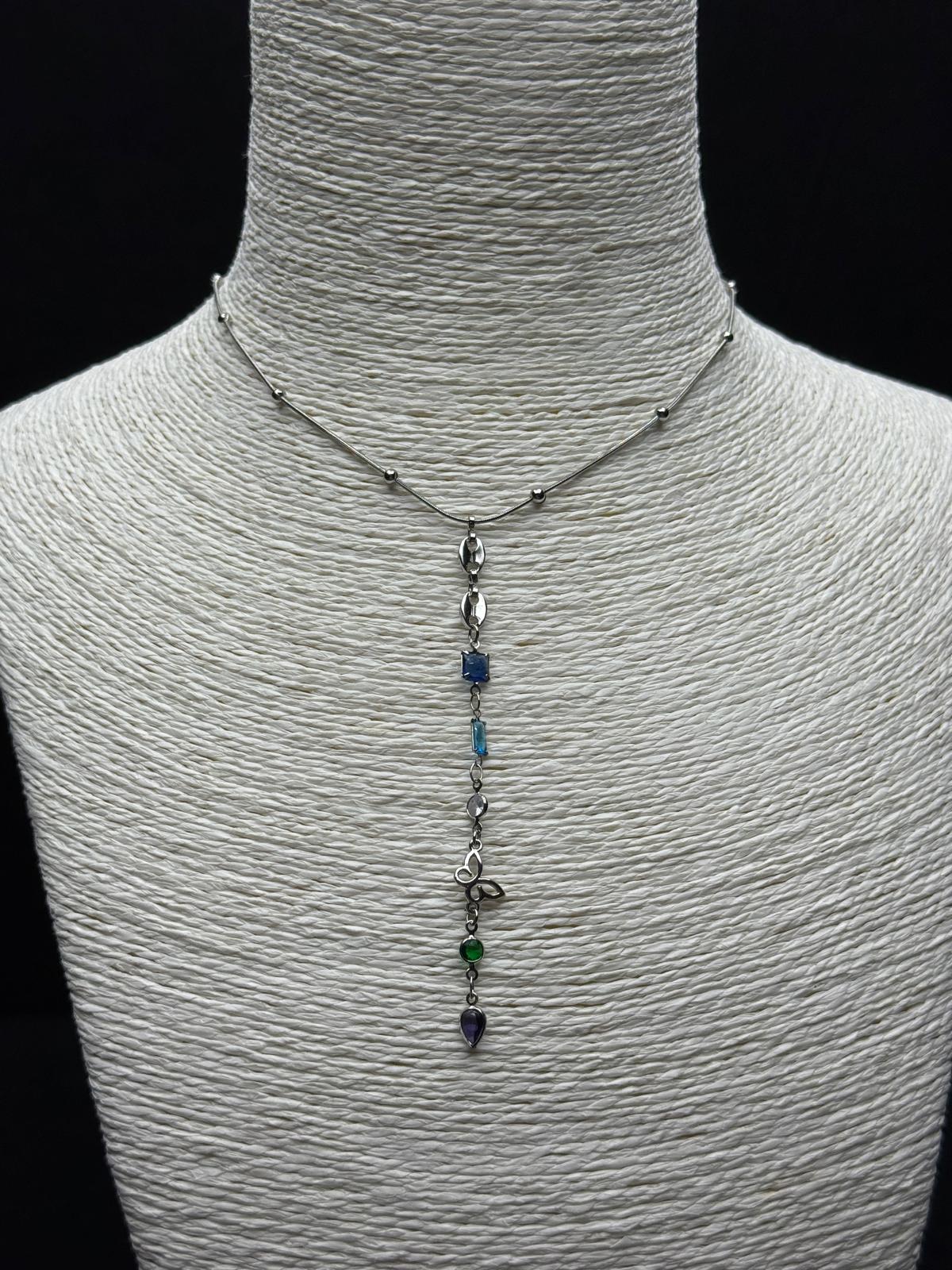 Sanatsal Çizgiler: Çeşitli Taş ve Yaprak Detaylı Gümüş Tonu Çelik Lariat Kolye